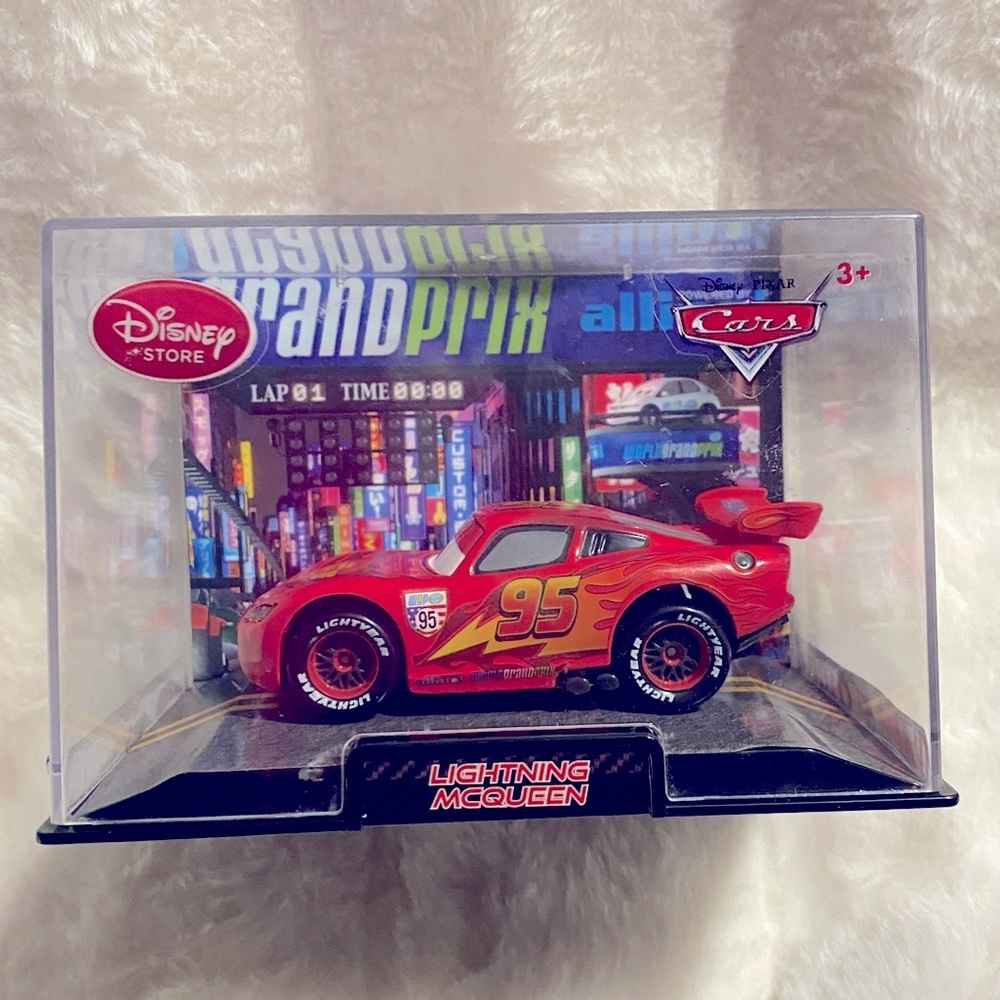 New Disney Store Cars2 Lightning McQueen Die Cast Collector's Case - Picture 3 of 5